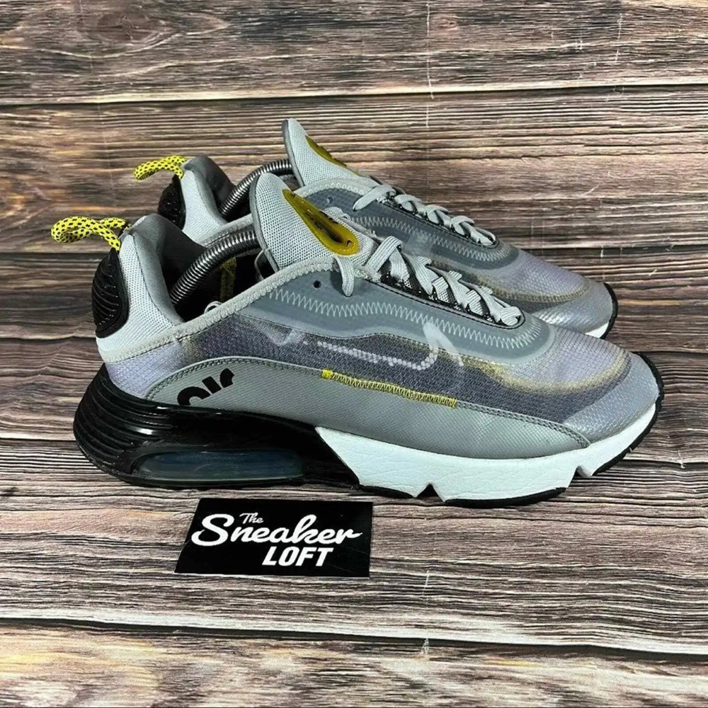 Nike Air Max 2090 Men's Wolf Gray Athletic
Shoes Size 11